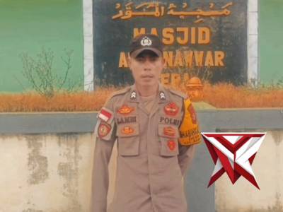 Bhabinkamtibmas polsek tepa melaksanakan pengamanan ibadah sholat jumat - PoliceTube