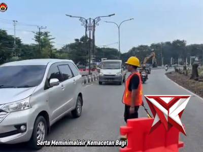 Pengaturan lalu lintas oleh personel Satlantas Polres Muara Enim - PoliceTube