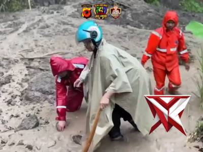 Sat Samapta Polres Sukabumi Tanggap Cepat Evakuasi Material Longsoran - PoliceTube