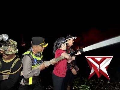Kapolres Singkawang Bersama Forkopimda dan Tim Gabungan Padamkan Kebakaran Lahan.