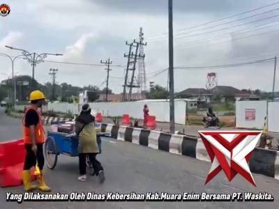 Pengaturan lalu lintas oleh personel Satlantas Polres Muara Enim