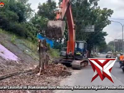 Pengaturan lalu lintas oleh personel Satlantas Polres Muara Enim