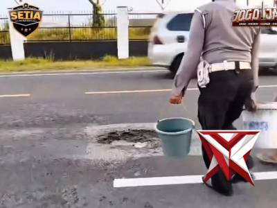 Peduli keselamatan pengguna jalan, Pos Lantas Maospati bersama masyarakat sekitar bergotong royong m