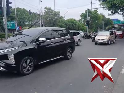 POLSEK WIYUNG MELAKSANAKAN PENGATURAN LALU LINTAS DI JLN RAYA MASTRIP KEC. WIYUNG