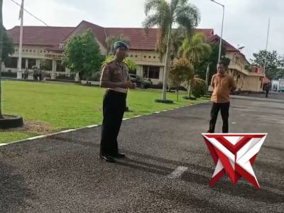 Apel pagi dan arahan dr Kasipropam Polres Mura