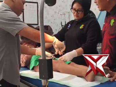 ANGGOTA SI DOKKES POLRES MUBA MELAKSANAKAN SUNATAN KEPADA MASYARAKAT (SM7) - PoliceTube