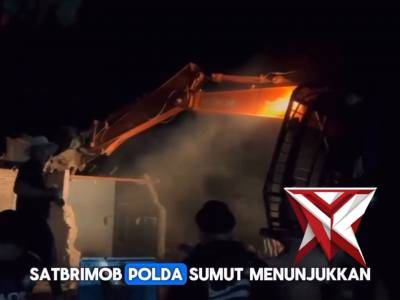 POLRI EVAKUASI KORBAN LONGSOR