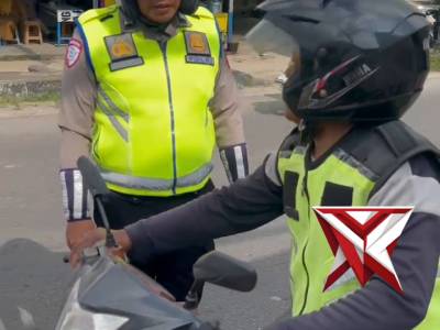 Memberikan bantuan kepada masyarakat pengendara r2 tang mengalami trouble