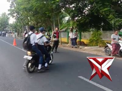 PENGATURAN ARUS LALU LINTAS DI DEPAN SEKOLAH SMPN GALIS