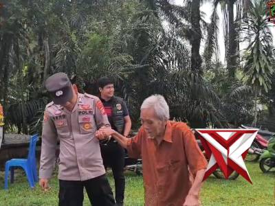 Aksi Humanis Personel Polres Musi Rawas Bantu Warga Sepuh Beribadah di Gereja