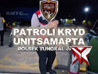 7. Kanit Samapta Polsek Tungkal Jaya Ilda Rendi Suharta, SM dan pers melaksanakan patroli kryd