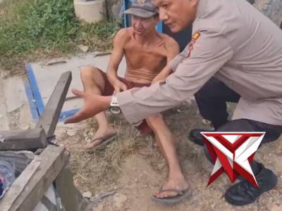 Polisi Penolong, Kanit Binmas Membantu Warga yang Terjatuh??