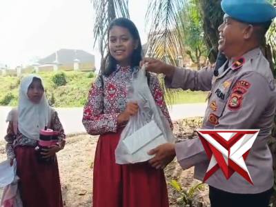 Wujud Kepedulian Kabag Ops Polres Pali Bersama Kasi Propam Bagikan Nasi Kotak kepada Anak Sekolah - PoliceTube