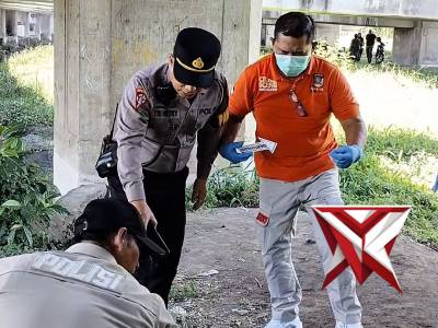 Polsek Wonocolo melakukan respon terhadap penemuan jenazah di bawah tol Juanda Surabaya
