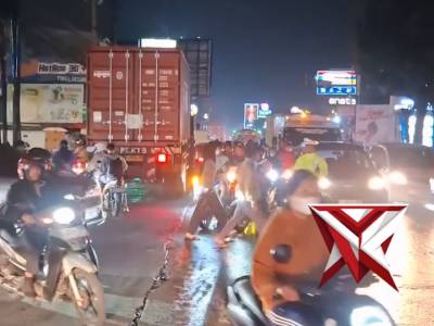 Hingga Malam, Kapolsek Bojongsoang dan jajaran terus lakukan urai kepadatan arus dampak dari adanya - PoliceTube