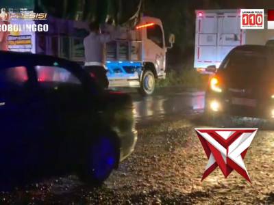 Respon cepat melalui Call Center 110  Polres Probolinggo Evakuasi pohon tumbang.