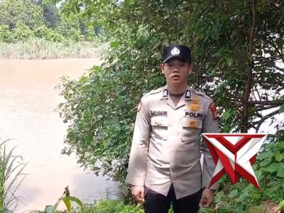 Anggota polsek BP peliung melakukan pemantauan debit air di sepanjang aliran sungai Komering - PoliceTube