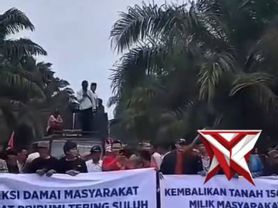 Aksi damai masyarakat Desa Tebing Suluh, Kecamatan Lempuing, Kabupaten Ogan Komering Ilir