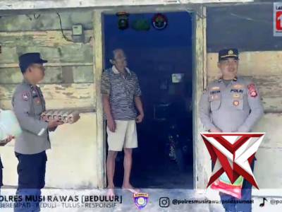 Jumat Berkah, Sat Binmas Polres Musi Rawas Bagikan Bantuan ke Warga yang Membutuhkan - PoliceTube