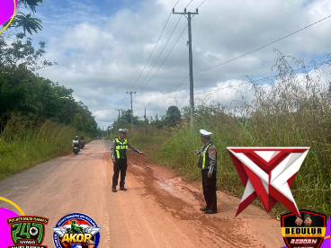 Anggota Lantas Polres Mura Keroscek jalan yang beelumpur
