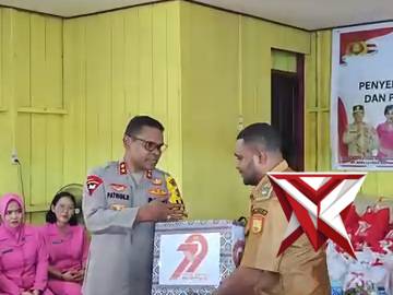 KAPOLDA PAPUA SERAHKAN BANTUAN SOSIAL KEPADA MASYARAKAT KAMPUNG ENGGROS