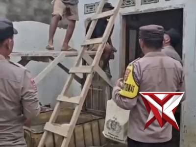 ANGGOTA POLRES MUBA MELAKSANAKAN JUMAT BERKAH KEPADA PARA TUKANG BANGUNAN.?