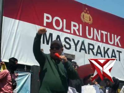 Polres Probolinggo hadir memberikan pelayanan pengamanan dalam aksi damai yang dilaksanakan oleh Orm - PoliceTube