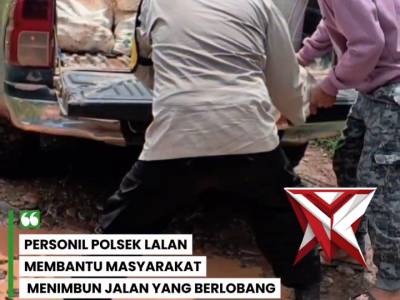 Personil polsek lalan membantu masyarakat menimbun jalan berlobang