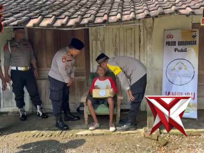 Anggota Polsek Kwadungan melaksanakan kegiatan &ldquo;JAMPI IBU&rdquo; (Jum&rsquo;at Manfaat Peduli Insan Membutuhkan) - PoliceTube