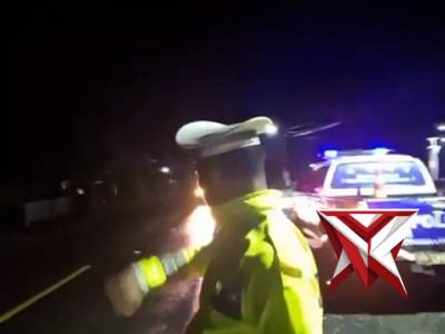 Membantu Evakuasi kecelakaan Tunggal