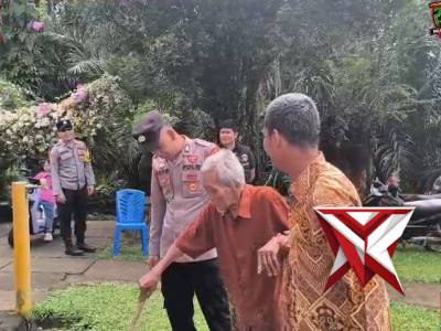 *title*

Aksi Humanis Personel Polres Musi Rawas Bantu Warga Sepuh Beribadah di Gereja