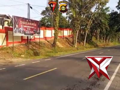 Batalyon B Pelopor Satbrimobda Sumsel melaksanakan pengaturan lalu lintas (gatur) di depan Markas.