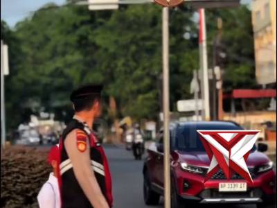 Di tengah aktivitas masyarakat yang terus berjalan