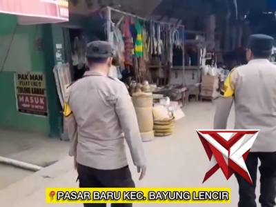 Kanit binmas Polsek Bayung Lencir melaksanakan giat patroli jalan kaki serta memberikan imbauan