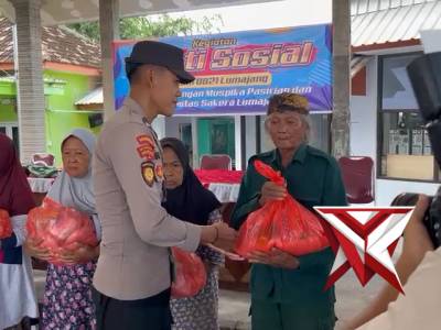 Anggota polsek pasirian melaksanakan bhakti sosial di balaidesa bades
