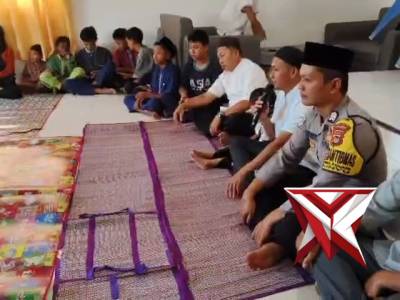Giat bahbinkamtibmas Desa Riding Panjang Bersama Santri dalam Kegiatan Tahunan.