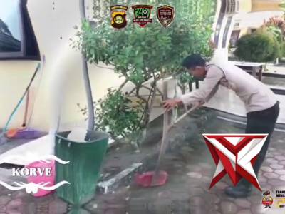 Menjaga kebersihan di seputaran Mako Polsek - PoliceTube