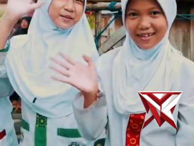 membawa kebahagiaan bagi warga dengan memimpin langsung bedah rumah