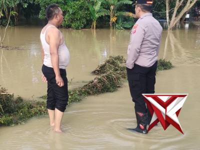 POLSEK KROYA MONITORING LUAPAN SUNGAI, SATU MOBIL TERSERET ARUS - PoliceTube