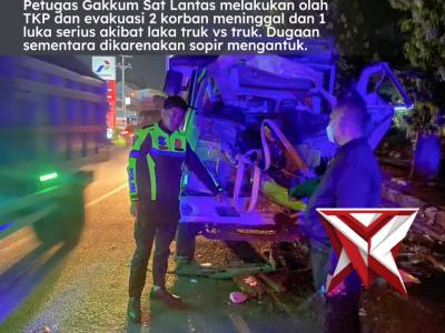 Petugas Gakkum Sat Lantas melakukan olah TKP dan evakuasi 2 korban meninggal dan 1 luka serius akiba - PoliceTube