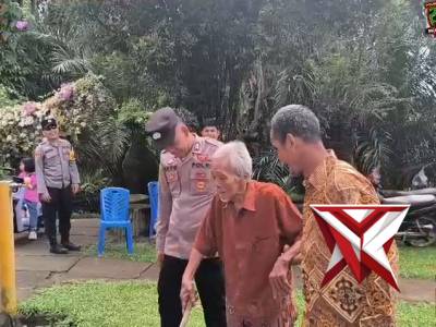 Aksi Humanis Personel Polres Musi Rawas Bantu Warga Sepuh Beribadah di Gereja - PoliceTube