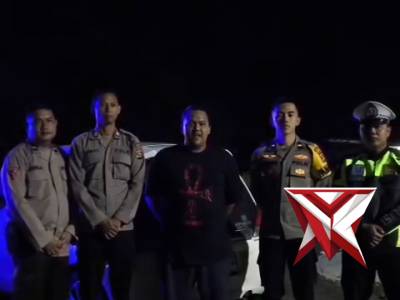Piket Pamapta membantu masyarakat yg hendak mudik mengalami pecah ban