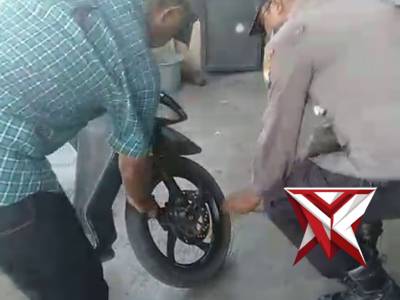 Anggota Polsek Jatiroto membantu masyarakat - PoliceTube