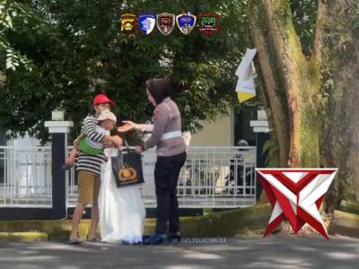 Jum'at berkah anggota sat lantas polres berbagi ? Polri untuk masyarakat ?????? - PoliceTube