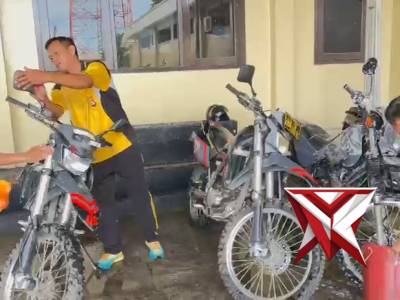 SAT SAMAPTA POLRES OKU SELATAN GIAT PERAWATAN KEBERSIHAN RANMOR DINAS