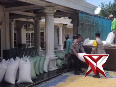 Dukung Ketahanan Pangan, Bhabinkamtibmas Polsek STL ulu Dampingi Petani Jagung ke Bulog* ?????