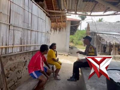 Bhabinkamtibmas desa purpura polsek kisar melaksanakan kegiatan sambang dirumah warga binaan