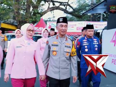 Kapolda Sumsel Bersama Ibu Ketua Bhayangkari Daerah Sumsel Berbagi.