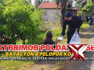 Batalyon B Pelopor satbrimobda Sumsel melaksanakan giat Jumat Berkah di wilayah Kota Lubuklingau - PoliceTube