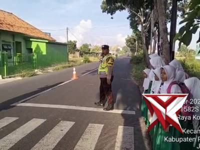 PENGATURAN ARUS LALU LINTAS DI DEPAN SEKOLAH MIN KONANG